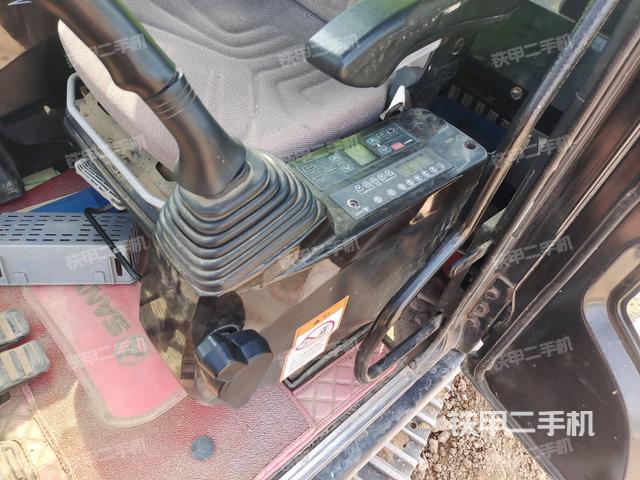 行走控制手柄和踏板?俯拍(駕駛室部分) 行走控制手柄和踏板?俯拍(駕駛室部分)