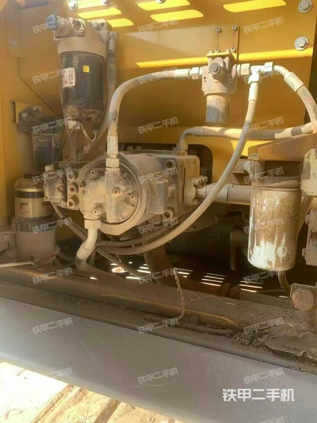 液壓泵艙室正面整體（整機外觀）