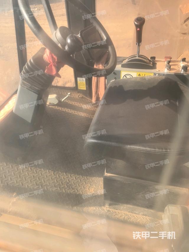 操作臺全景（壓路機(jī)駕駛室）