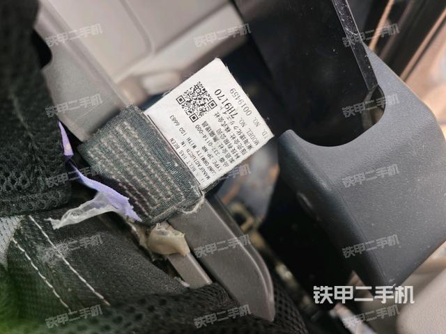 行走控制手柄和踏板?俯拍（駕駛室部分）