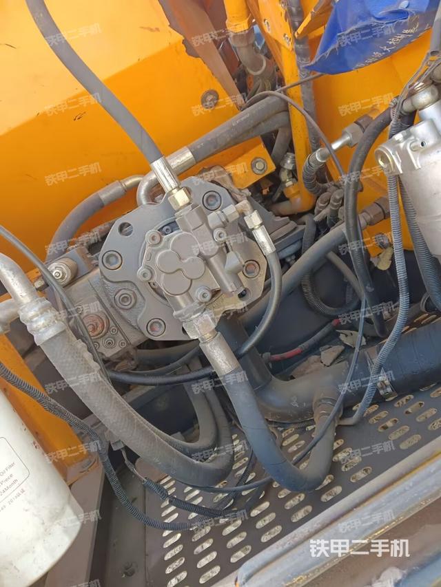 液壓泵艙室正面整體(整機外觀) 液壓泵艙室正面整體(整機外觀)