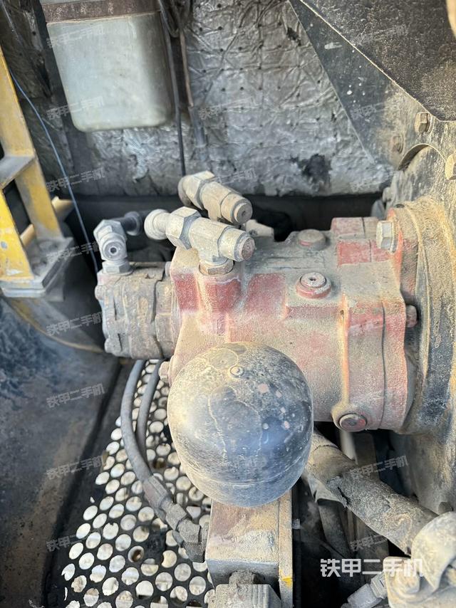 液壓泵艙室正面整體(整機(jī)外觀) 液壓泵艙室正面整體(整機(jī)外觀)