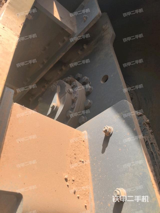 前輪左側(cè)減震塊連接及部件（壓路機(jī)前后車架）