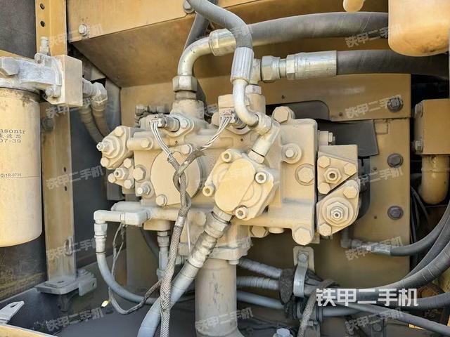 液壓泵艙室正面整體(整機外觀) 液壓泵艙室正面整體(整機外觀)