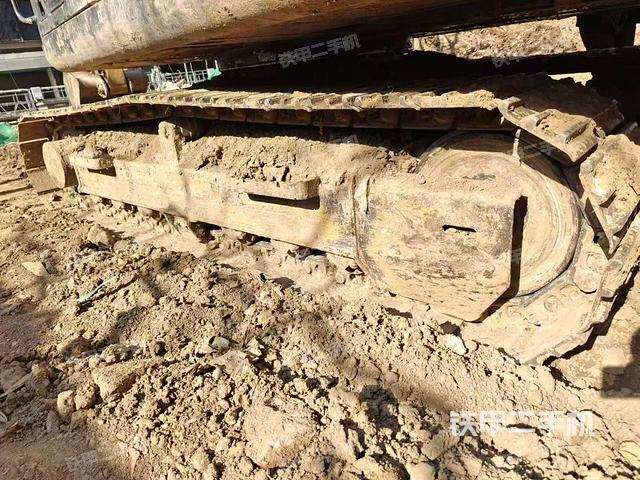 單側(cè)履帶整體(整機(jī)外觀) 單側(cè)履帶整體(整機(jī)外觀)