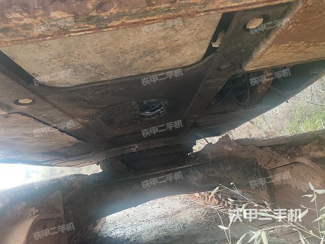 液壓泵艙室正面整體(整機外觀) 液壓泵艙室正面整體(整機外觀)