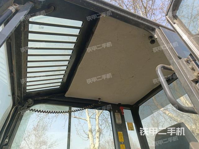 駕駛室頂部(整機(jī)外觀) 駕駛室頂部(整機(jī)外觀)