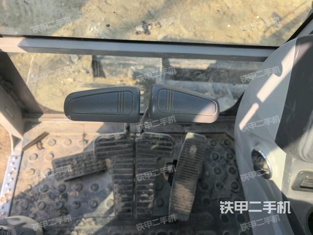 行走控制手柄和踏板?俯拍（駕駛室部分）