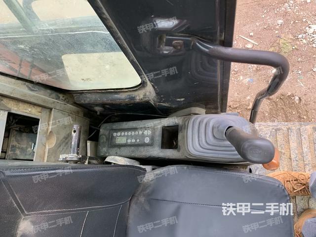 行走控制手柄和踏板?俯拍（駕駛室部分）