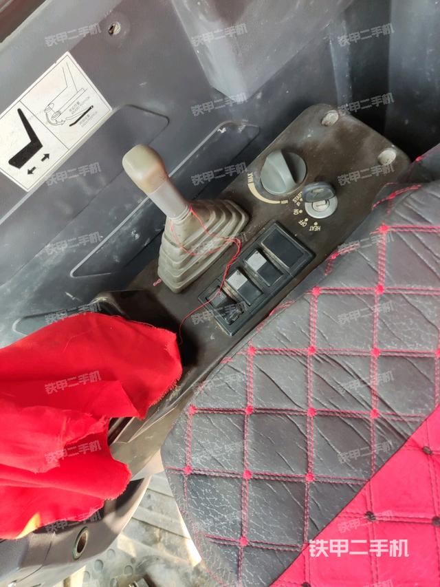 座椅右側(cè)控制臺(tái)/鑰匙門/油門/含右手柄(駕駛室部分) 座椅右側(cè)控制臺(tái)/鑰匙門/油門/含右手柄(駕駛室部分)