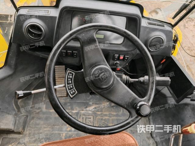 駕駛室內部(駕駛室部分) 駕駛室內部(駕駛室部分)