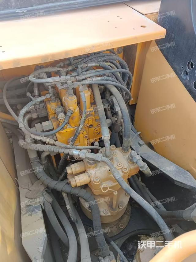 回轉馬達和主控閥(整機外觀) 回轉馬達和主控閥(整機外觀)