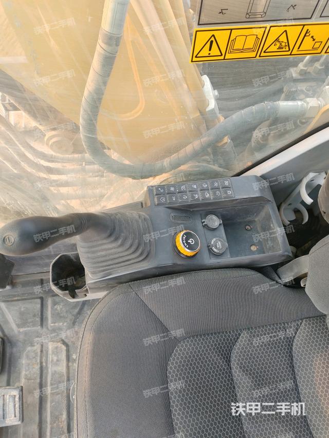 座椅右側控制臺/鑰匙門/油門/含右手柄(駕駛室部分) 座椅右側控制臺/鑰匙門/油門/含右手柄(駕駛室部分)