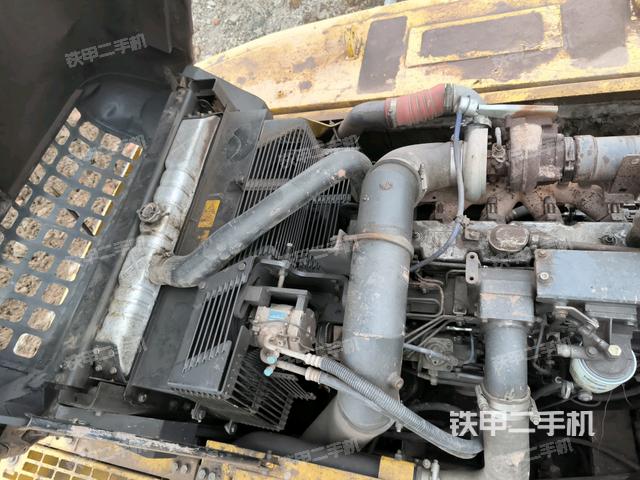 氣門(mén)室蓋螺絲特寫(xiě)（上車(chē)部件）