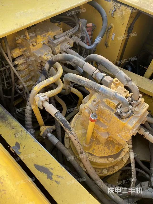 回轉(zhuǎn)馬達(dá)和主控閥（整機(jī)外觀）