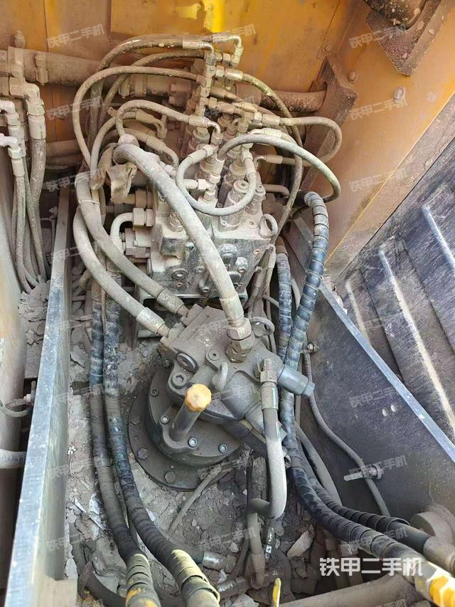 回轉(zhuǎn)馬達(dá)和主控閥(整機(jī)外觀) 回轉(zhuǎn)馬達(dá)和主控閥(整機(jī)外觀)