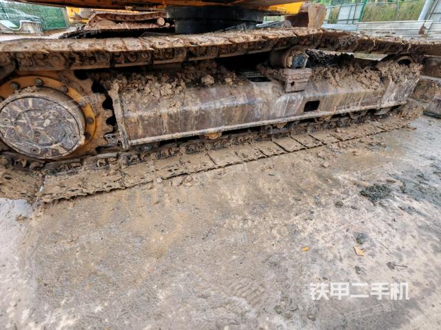 液壓泵艙室正面整體（整機外觀）