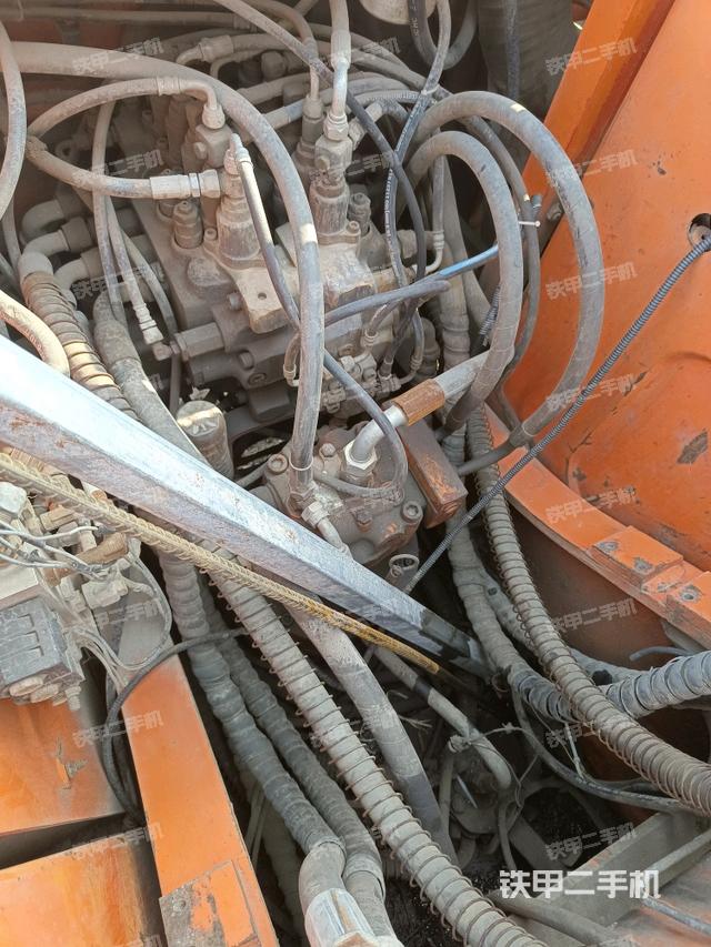 回轉(zhuǎn)馬達和主控閥（整機外觀）