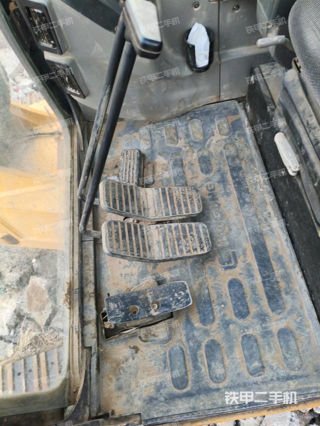 行走控制手柄和踏板?俯拍(駕駛室部分) 行走控制手柄和踏板?俯拍(駕駛室部分)