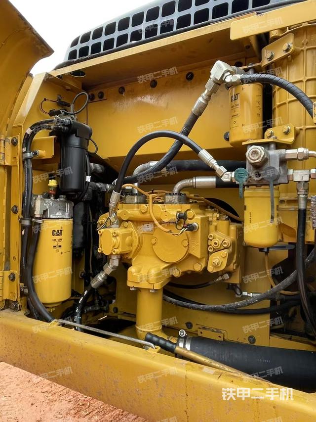 液壓泵艙室正面整體（整機外觀）