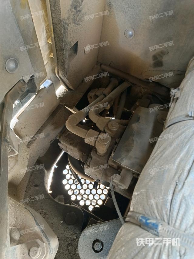 液壓泵艙室正面整體(整機(jī)外觀) 液壓泵艙室正面整體(整機(jī)外觀)