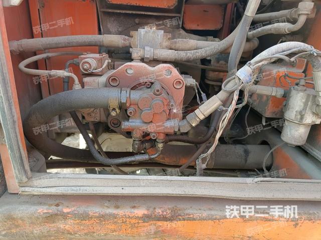 液壓泵艙室正面整體（整機外觀）