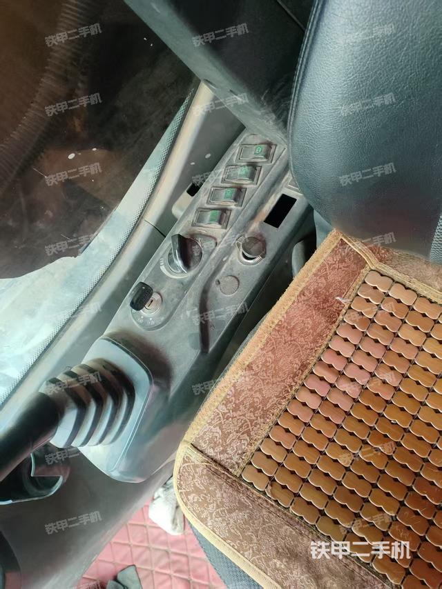 座椅右側控制臺/鑰匙門/油門/含右手柄（駕駛室部分）