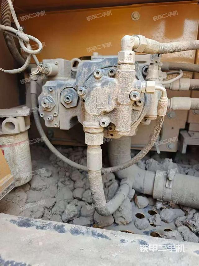 液壓泵艙室正面整體(整機(jī)外觀) 液壓泵艙室正面整體(整機(jī)外觀)