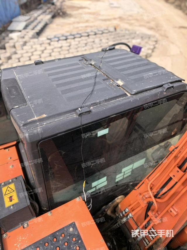 駕駛室頂部(整機外觀) 駕駛室頂部(整機外觀)