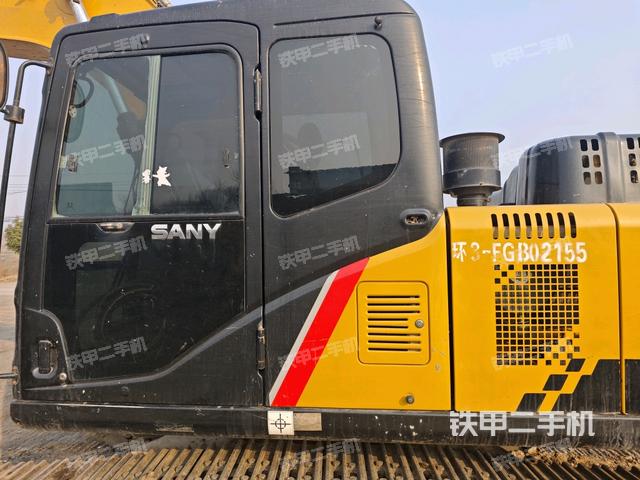 駕駛室整體(整機(jī)外觀) 駕駛室整體(整機(jī)外觀)