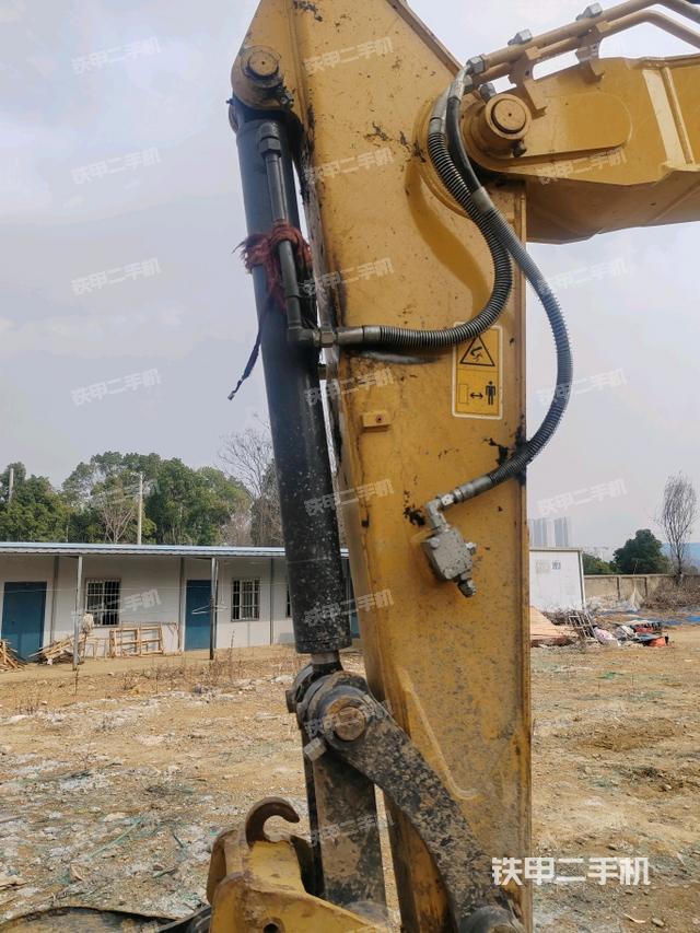 鏟斗右后整體(工作和回轉(zhuǎn)裝置) 鏟斗右后整體(工作和回轉(zhuǎn)裝置)