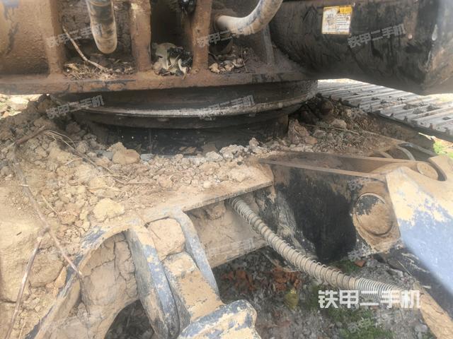轉(zhuǎn)盤和下車架正前(工作和回轉(zhuǎn)裝置) 轉(zhuǎn)盤和下車架正前(工作和回轉(zhuǎn)裝置)