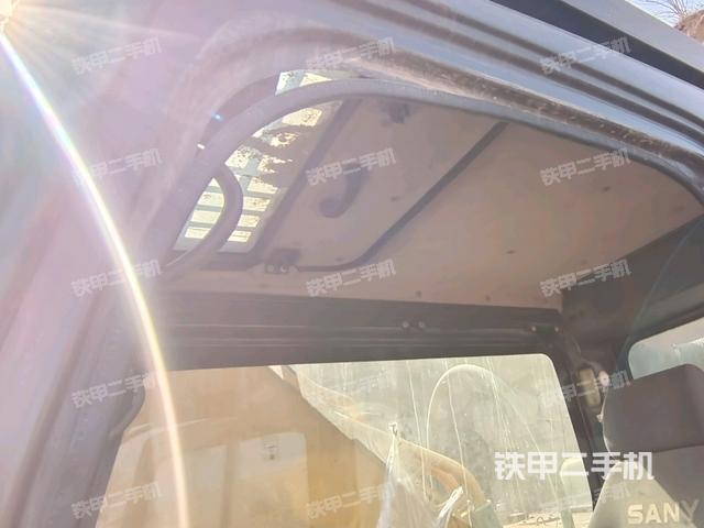 座椅右側(cè)控制臺/鑰匙門/油門/含右手柄(駕駛室部分) 座椅右側(cè)控制臺/鑰匙門/油門/含右手柄(駕駛室部分)