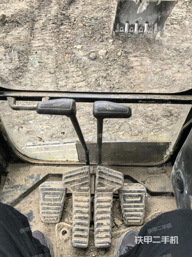 行走控制手柄和踏板?俯拍(駕駛室部分) 行走控制手柄和踏板?俯拍(駕駛室部分)