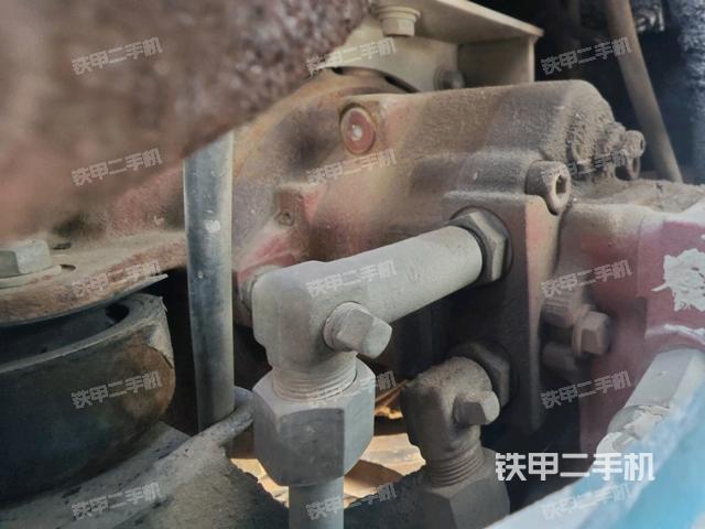 液壓泵艙室正面整體（整機外觀）