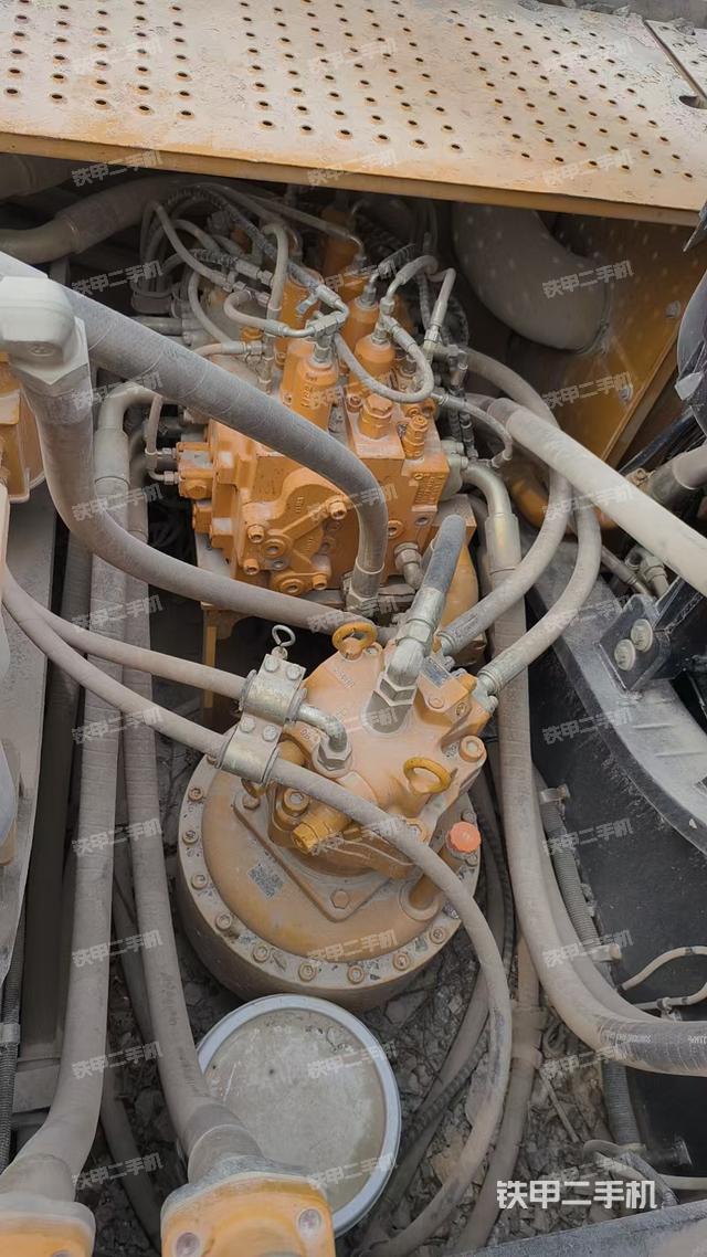 回轉(zhuǎn)馬達(dá)和主控閥(整機(jī)外觀) 回轉(zhuǎn)馬達(dá)和主控閥(整機(jī)外觀)