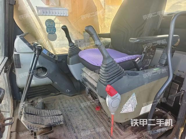 駕駛室整體(整機(jī)外觀) 駕駛室整體(整機(jī)外觀)