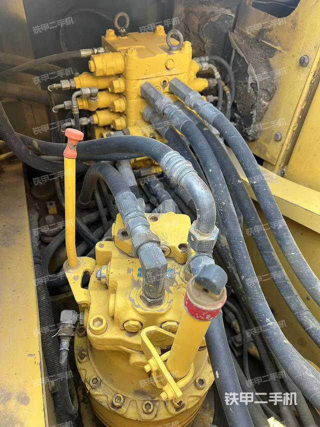 回轉(zhuǎn)馬達(dá)和主控閥（整機(jī)外觀）