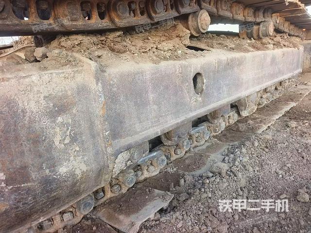 單側(cè)履帶整體(整機(jī)外觀) 單側(cè)履帶整體(整機(jī)外觀)