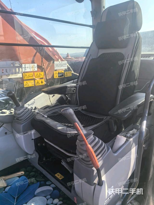 駕駛室整體(整機(jī)外觀) 駕駛室整體(整機(jī)外觀)