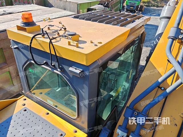駕駛室頂部(整機(jī)外觀) 駕駛室頂部(整機(jī)外觀)