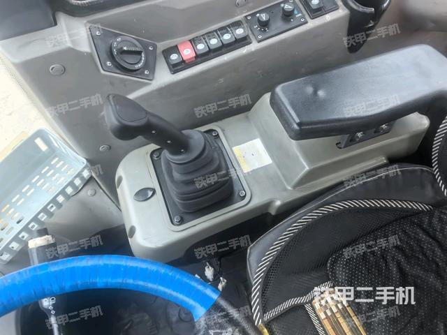 駕駛室內(nèi)部(駕駛室部分) 駕駛室內(nèi)部(駕駛室部分)