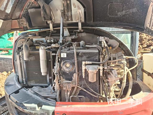 液压泵舱室正面整体（整机外观）