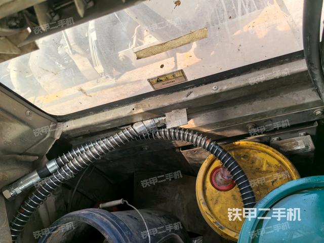 行走控制手柄和踏板?俯拍（駕駛室部分）