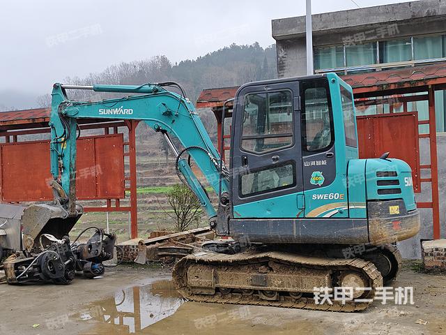 液压泵舱室正面整体（整机外观）