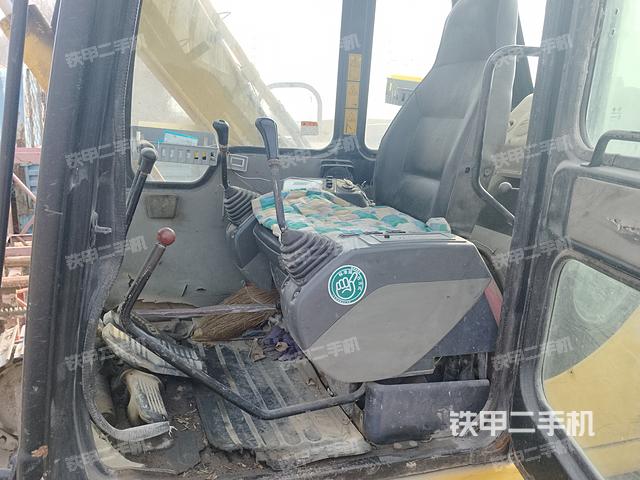 駕駛室整體(整機(jī)外觀) 駕駛室整體(整機(jī)外觀)