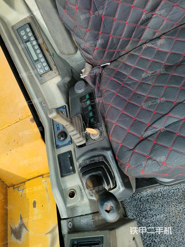 座椅右側(cè)控制臺/鑰匙門/油門/含右手柄（駕駛室部分）