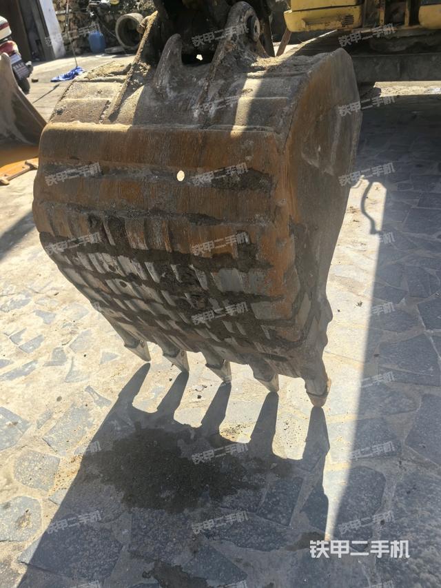鏟斗右后整體(工作和回轉(zhuǎn)裝置) 鏟斗右后整體(工作和回轉(zhuǎn)裝置)