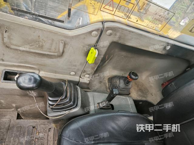 座椅右側(cè)控制臺/鑰匙門/油門/含右手柄(駕駛室部分) 座椅右側(cè)控制臺/鑰匙門/油門/含右手柄(駕駛室部分)