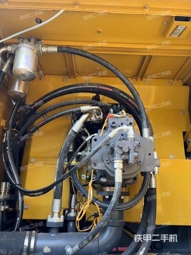液壓泵艙室正面整體(整機(jī)外觀) 液壓泵艙室正面整體(整機(jī)外觀)